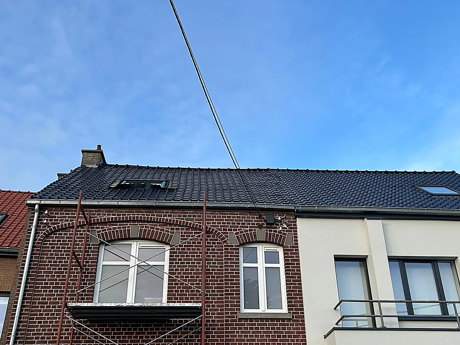 Het dak vanaf de straat — exterieurwerken door BKS Solutions