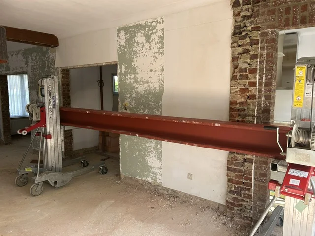 De staalbalk wordt op hoogte gebracht — renovatiewerken door BKS Solutions
