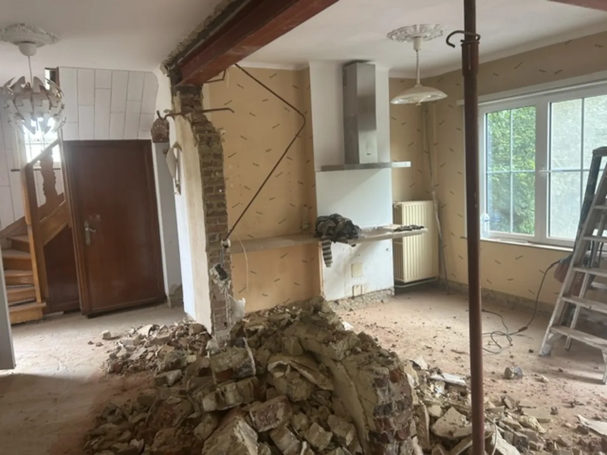 Een woning tijdens de afbraakfase: draagmuur uitgekapt, staalbalk erin