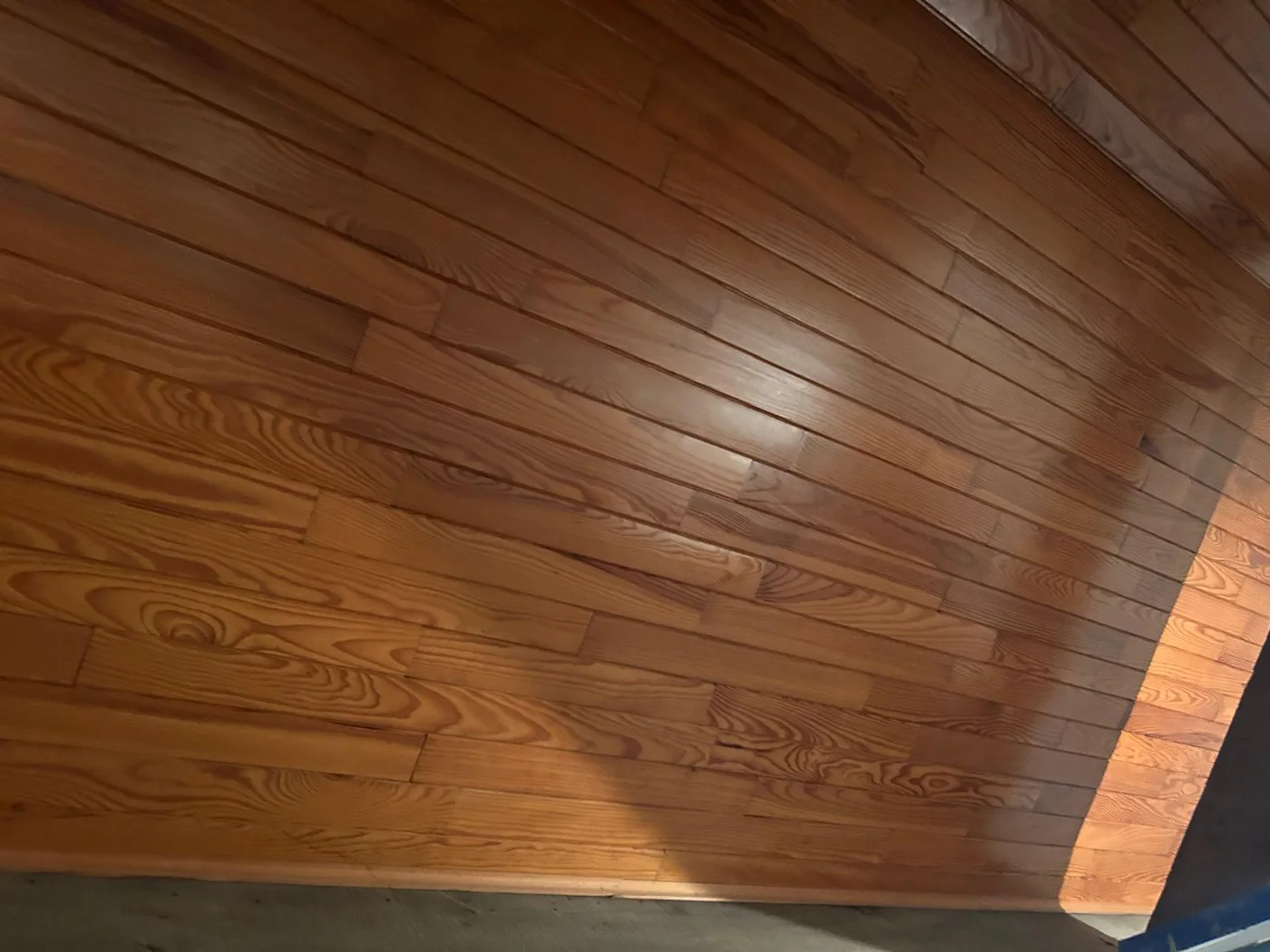 De oude houten plafondbekleding — isolatiewerken door BKS Solutions