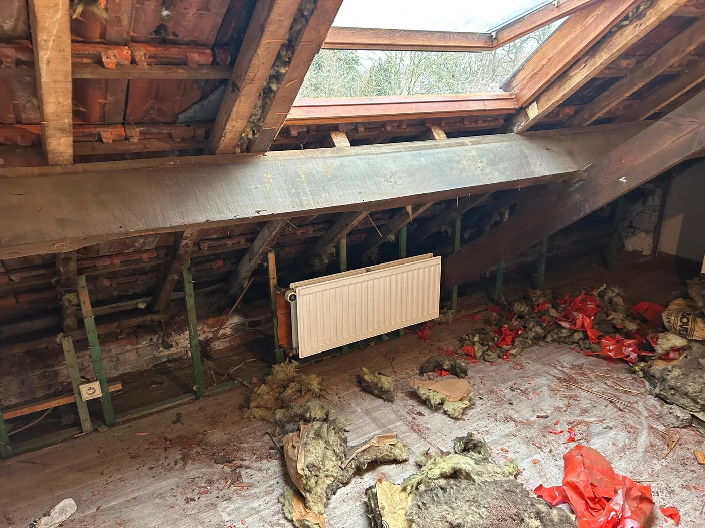 De zolder leeggehaald, de oude isolatie eruit — isolatiewerken door BKS Solutions